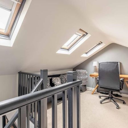 Stylish 2-Bed House With Office And Private Garden Villa Windsor Bagian luar foto