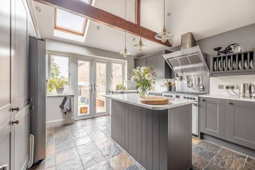 Stylish 2-Bed House With Office And Private Garden Villa Windsor Bagian luar foto