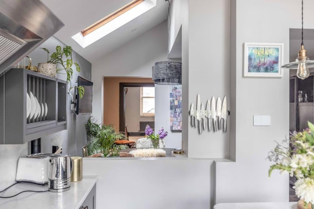 Stylish 2-Bed House With Office And Private Garden Villa Windsor Bagian luar foto