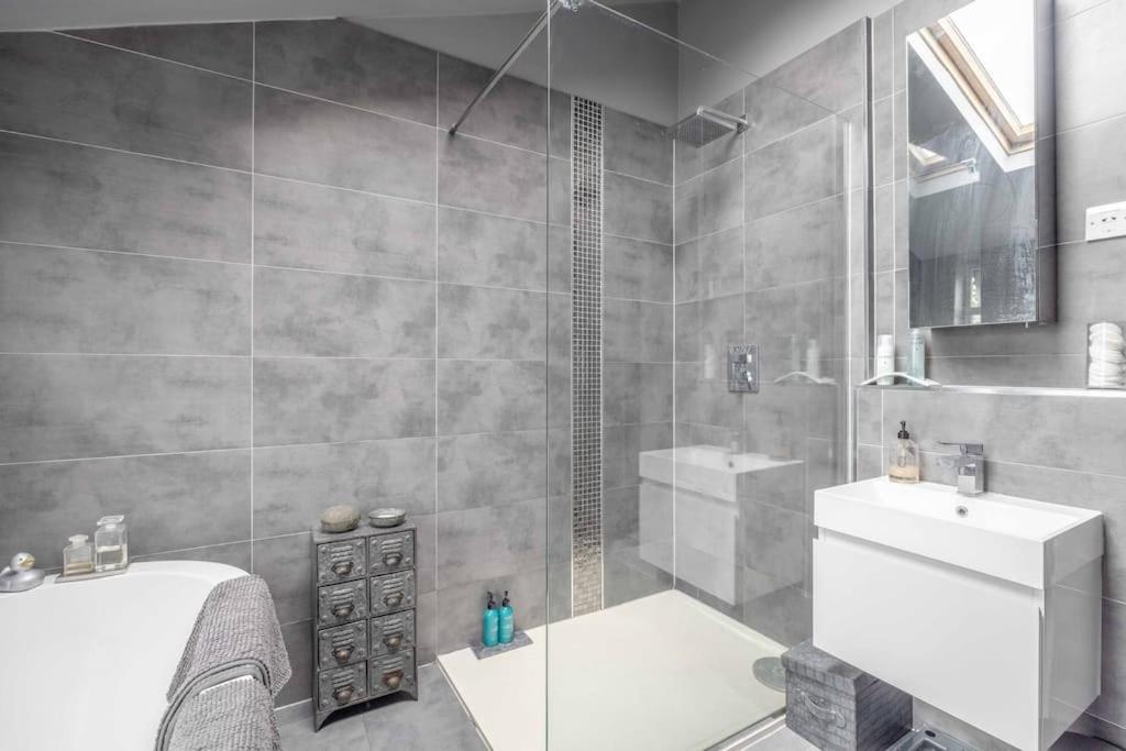 Stylish 2-Bed House With Office And Private Garden Villa Windsor Bagian luar foto